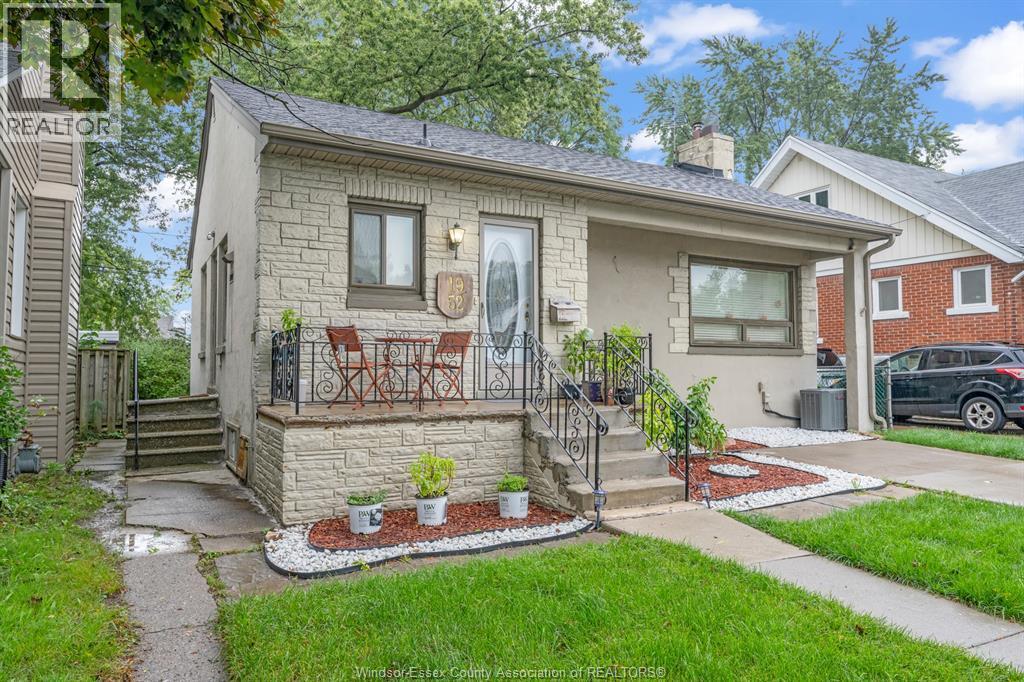 4-bedroom Single Family at 1952 Pillette, Windsor — photograph 3