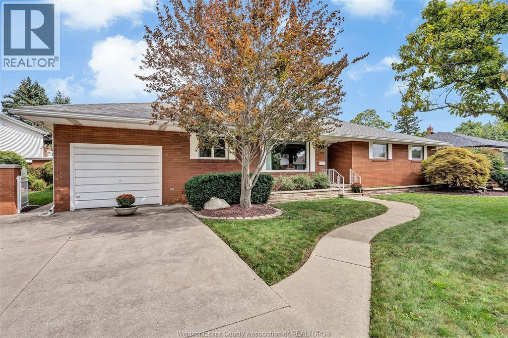 4-bedroom Single Family at 2360 Leonard Road, Windsor — primary photograph