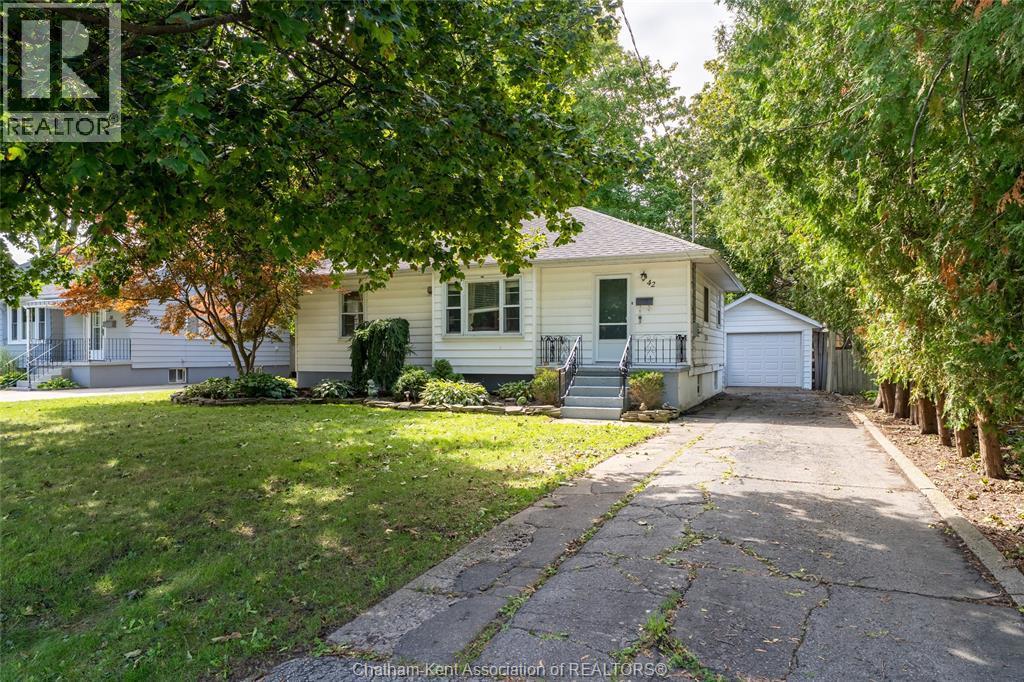 4-bedroom Single Family at 42 Canterbury Street, Chatham — photograph 2