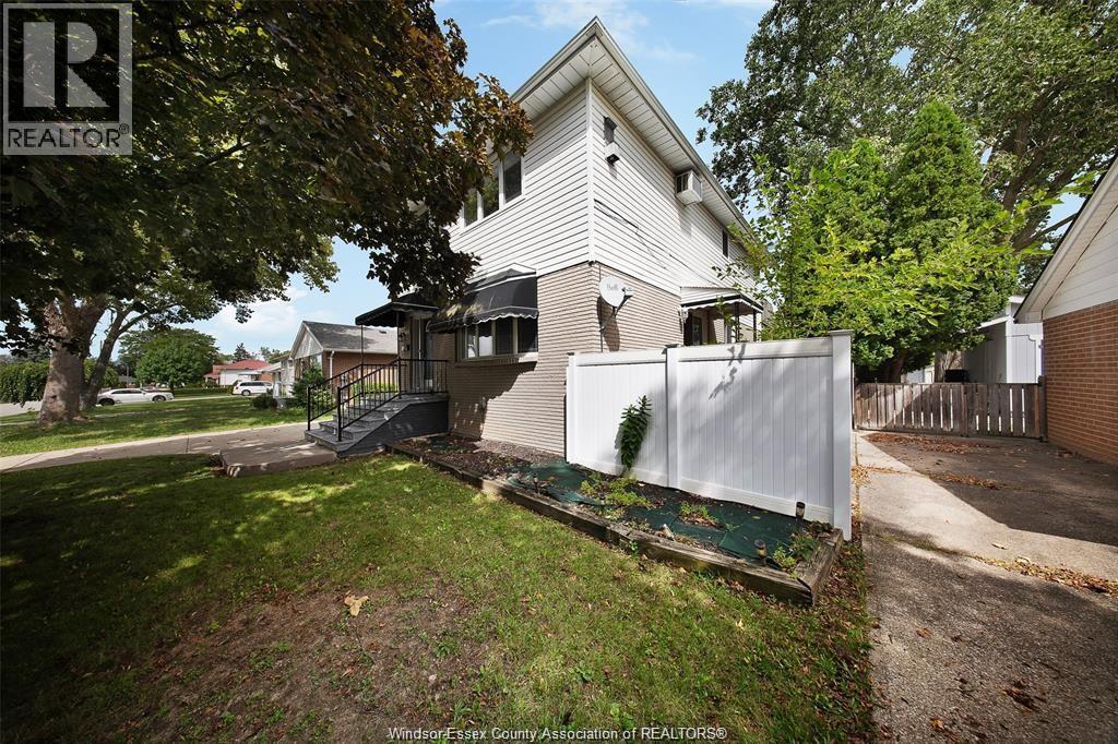 5-bedroom Single Family at 3138 Hartley Drive, Windsor — photograph 2