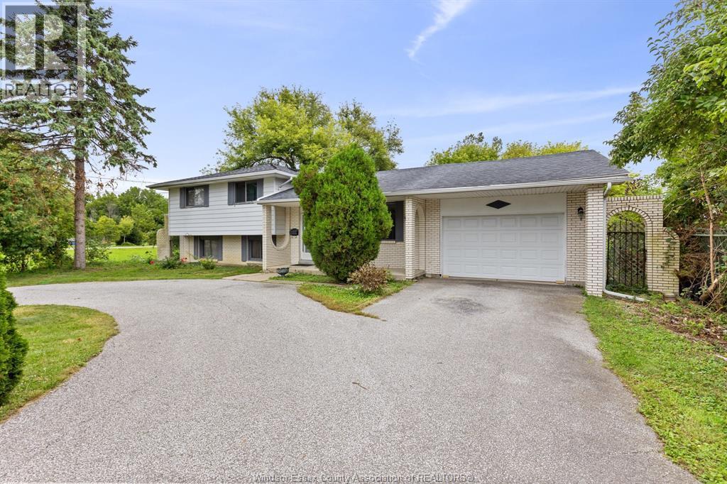 4-bedroom Single Family at 6370 Malden Road, LaSalle — photograph 2
