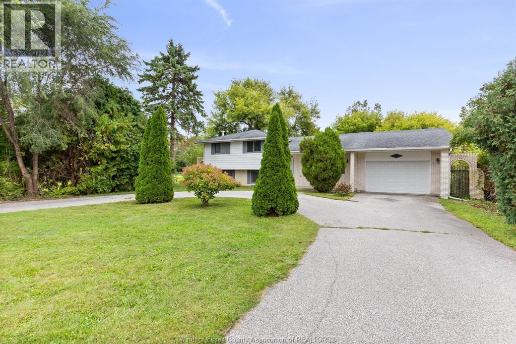 4-bedroom Single Family at 6370 Malden Road, LaSalle — photograph 3