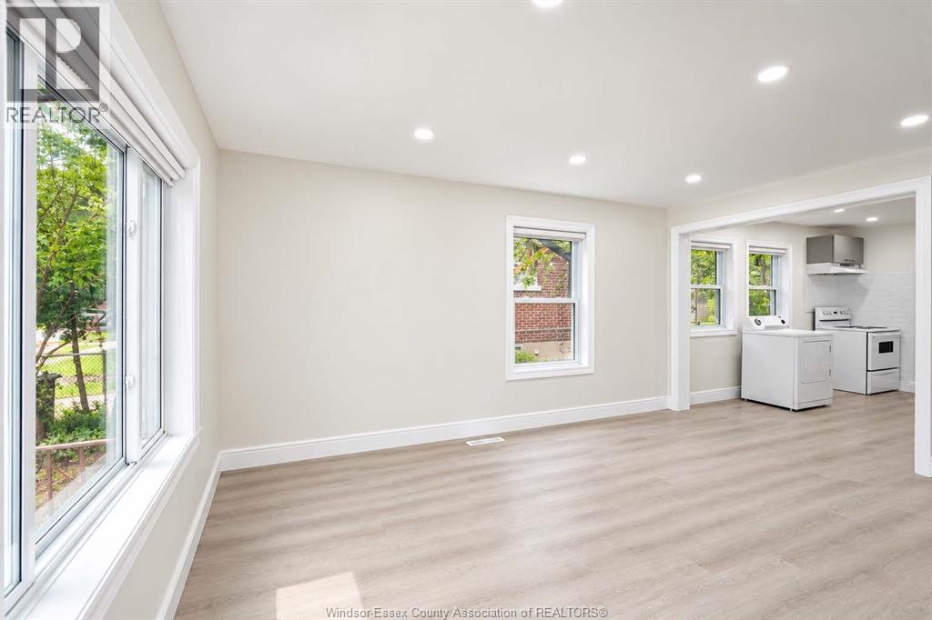 5-bedroom Single Family at 3272 Edison Street, Windsor — photograph 2