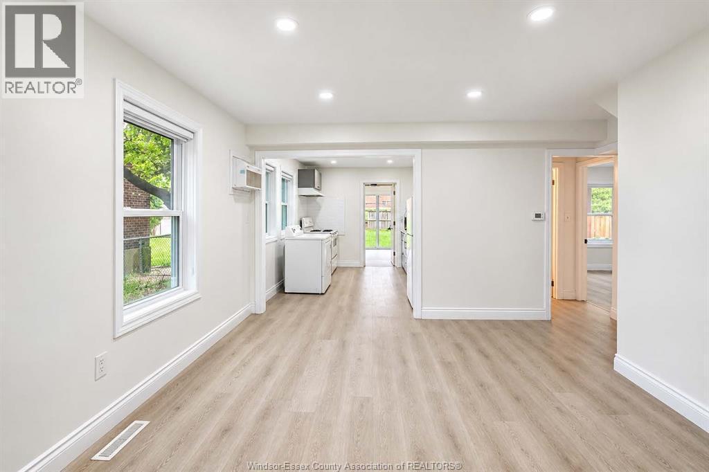 5-bedroom Single Family at 3272 Edison Street, Windsor — photograph 3