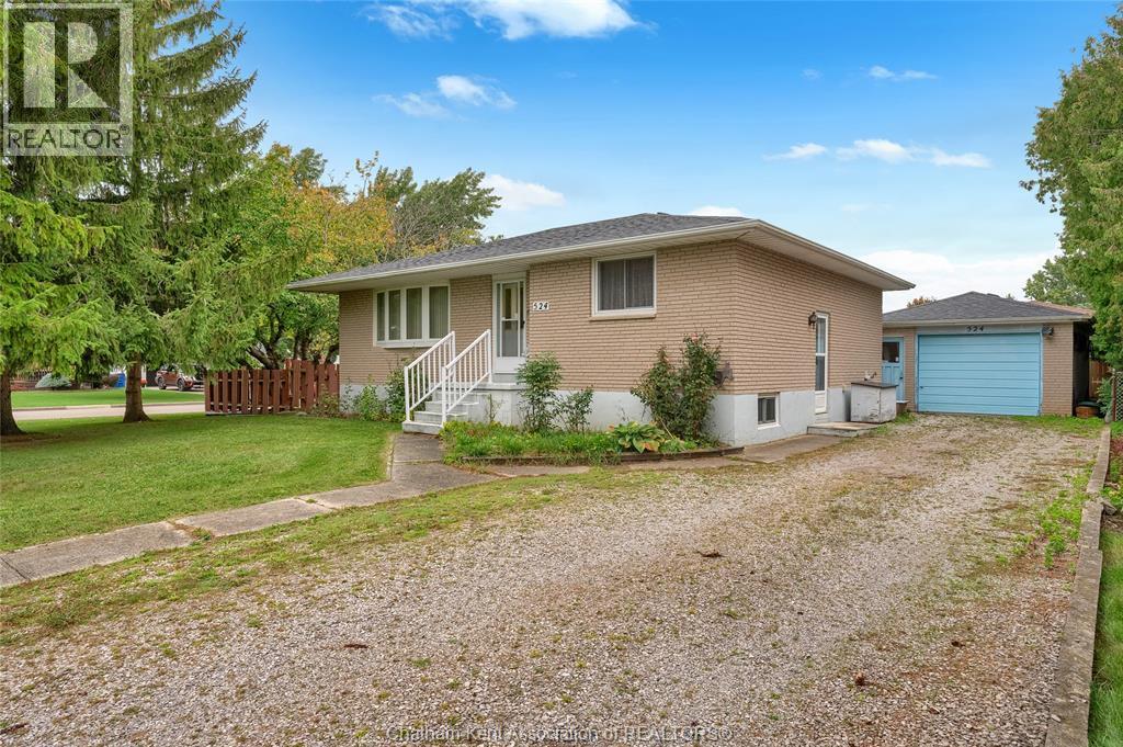 3-bedroom Single Family at 524 Dora Drive, Wallaceburg — primary photograph