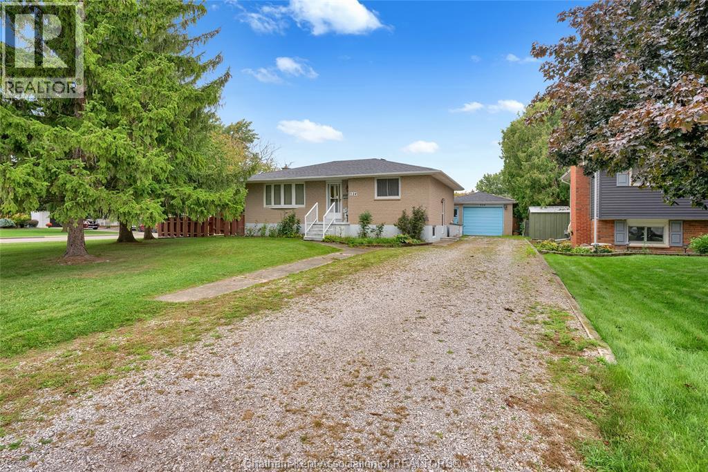 3-bedroom Single Family at 524 Dora Drive, Wallaceburg — photograph 3