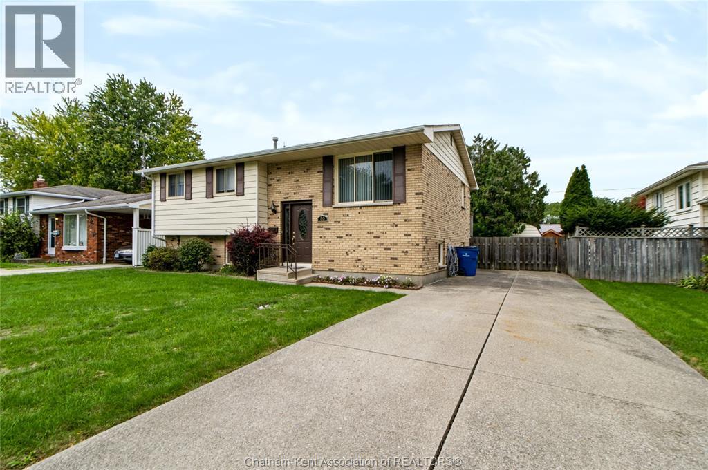 4-bedroom Single Family at 80 Baxter Street, Wallaceburg — photograph 2