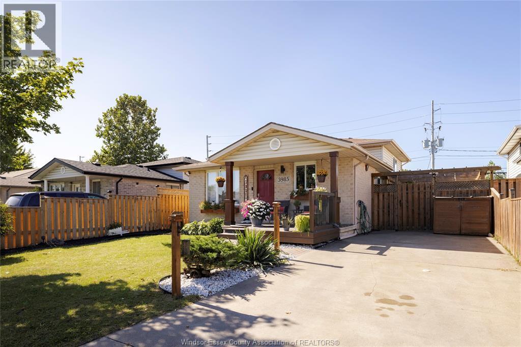 3-bedroom Single Family at 3985 Acorn Crescent, Windsor — photograph 2