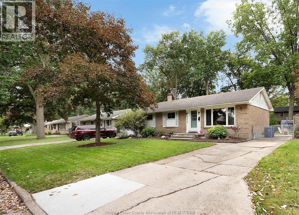 4-bedroom Single Family at 3415 Randolph, Windsor — primary photograph