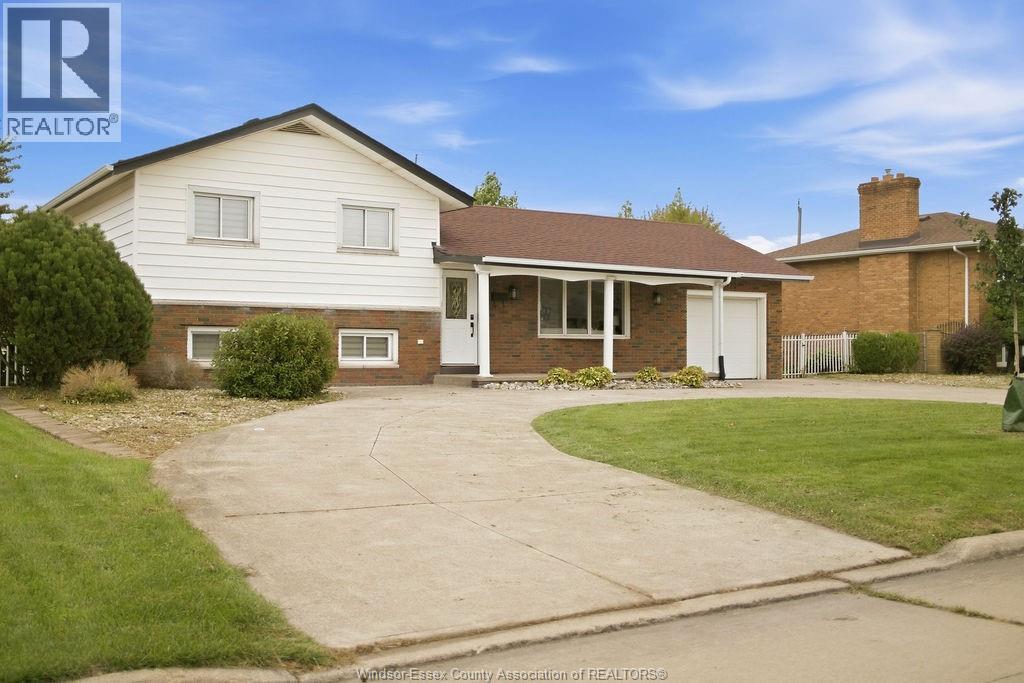 3-bedroom Single Family at 1720 Partington, Windsor — photograph 2