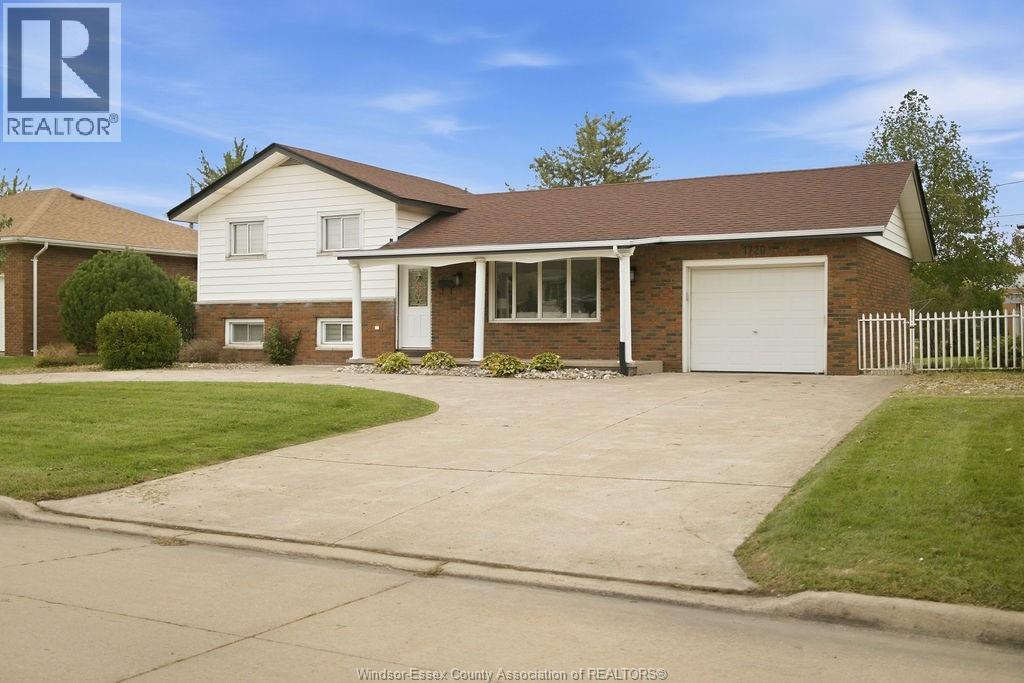 3-bedroom Single Family at 1720 Partington, Windsor — photograph 3