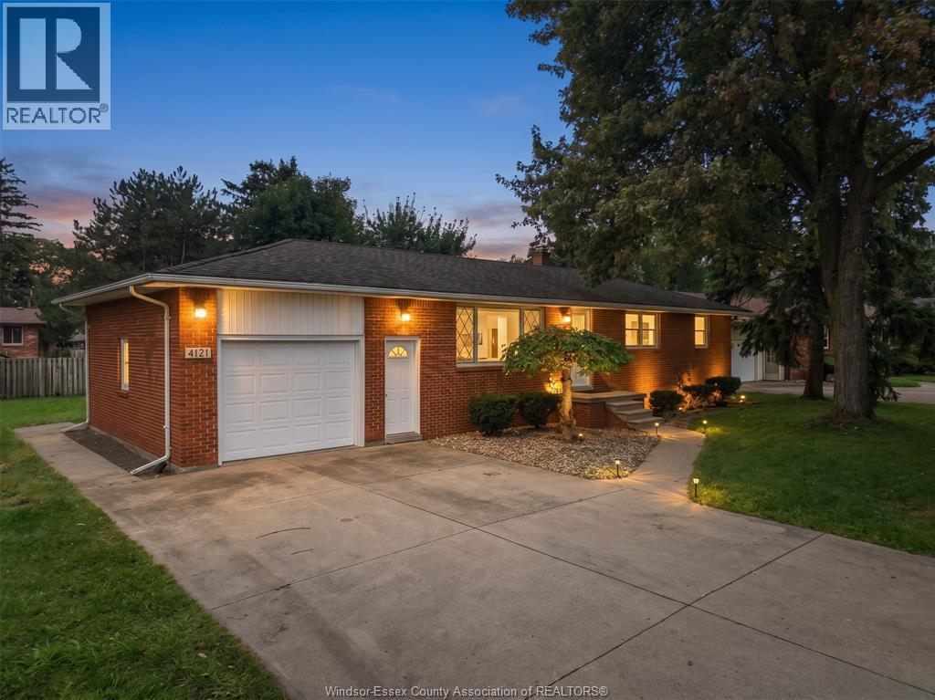 5-bedroom Single Family at 4045 Dougall Avenue, Windsor — primary photograph