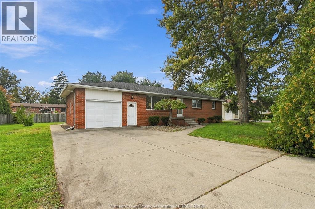 5-bedroom Single Family at 4045 Dougall Avenue, Windsor — photograph 2