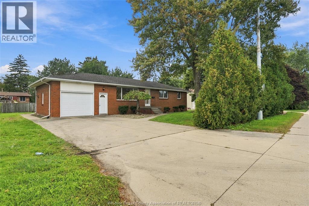 5-bedroom Single Family at 4045 Dougall Avenue, Windsor — photograph 3