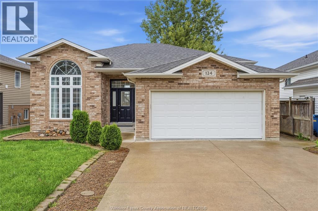 5-bedroom Single Family at 124 Higgins Crescent, Amherstburg — primary photograph