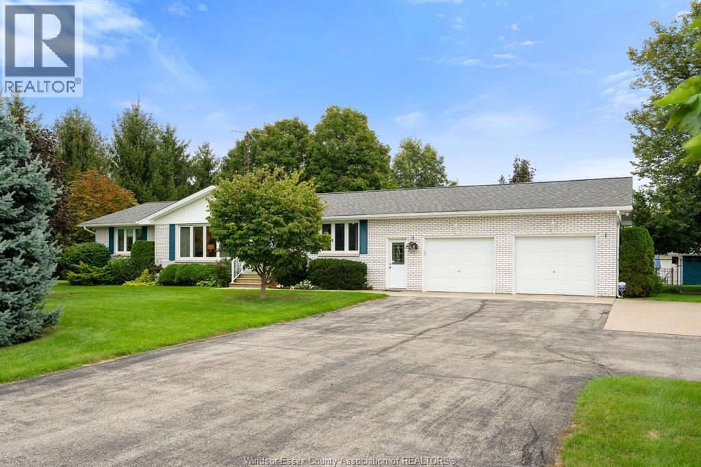 3-bedroom Single Family at 234 Essex Rd 18, Leamington — photograph 3