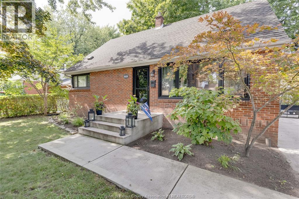 5-bedroom Single Family at 3035 Radisson Avenue, Windsor — photograph 2