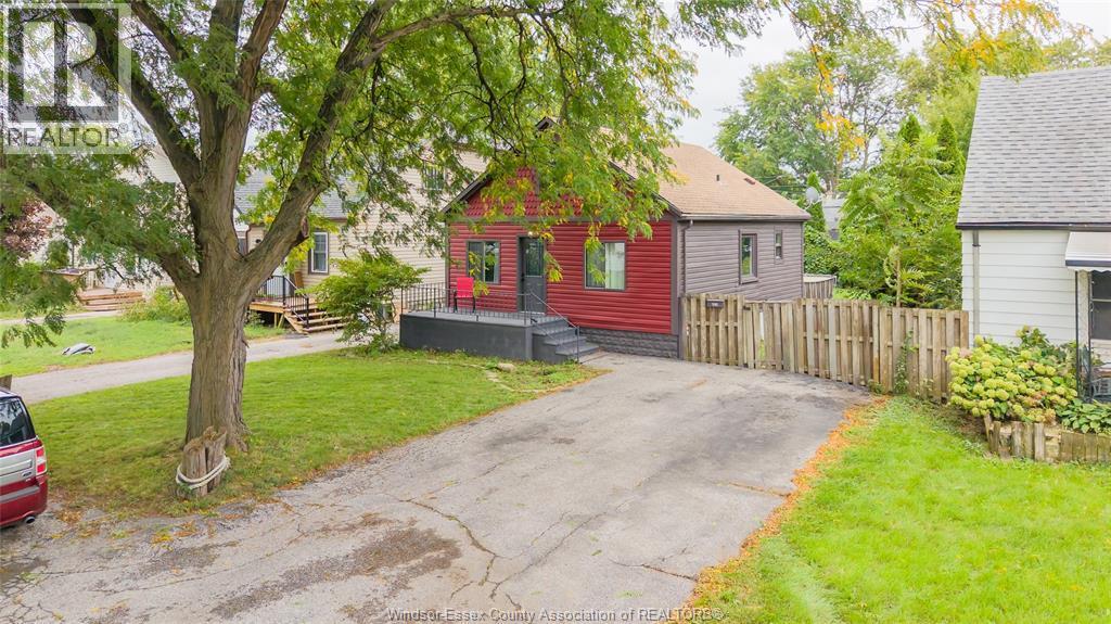 3-bedroom Single Family at 629 Stanley Street, Windsor — photograph 3