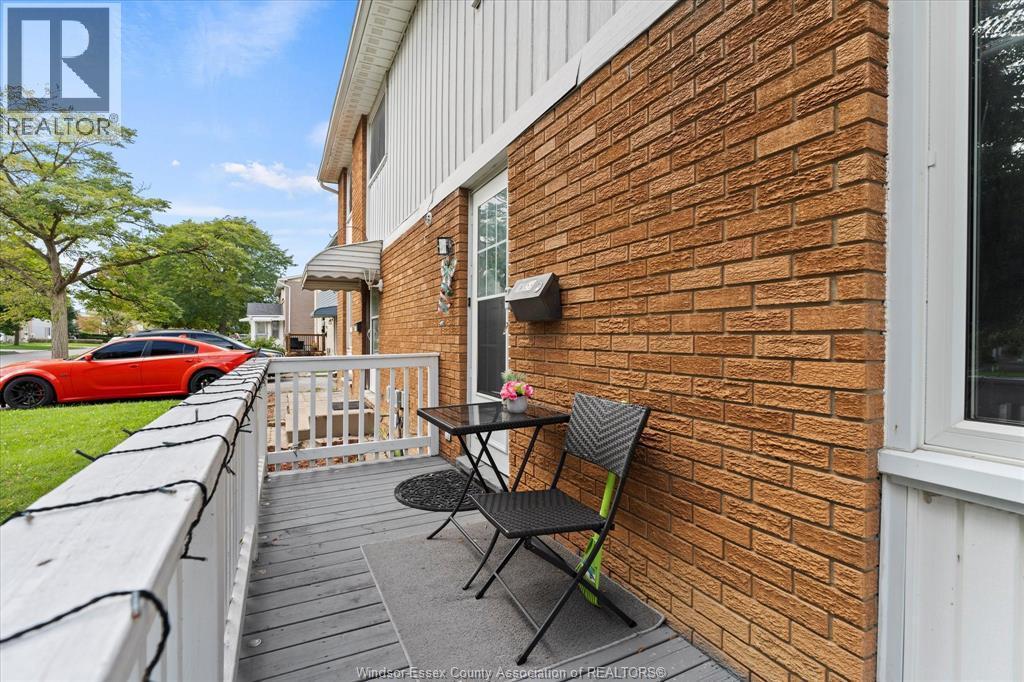 4-bedroom Single Family at 10358 Shenandoah, Windsor — photograph 2