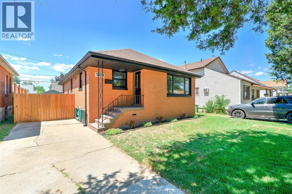 6-bedroom Single Family at 1473 Labadie, Windsor — photograph 3