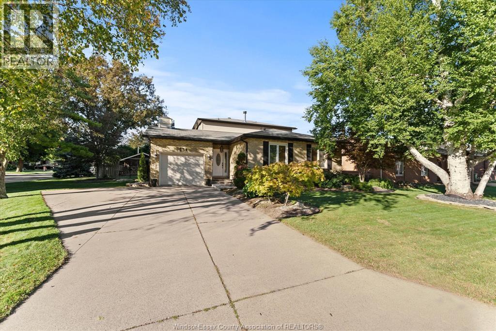4-bedroom Single Family at 234 Applewood Road, Kingsville — photograph 3