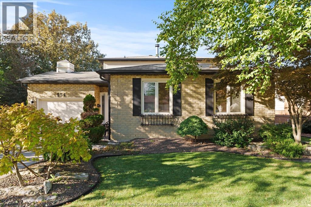 4-bedroom Single Family at 234 Applewood Road, Kingsville — primary photograph