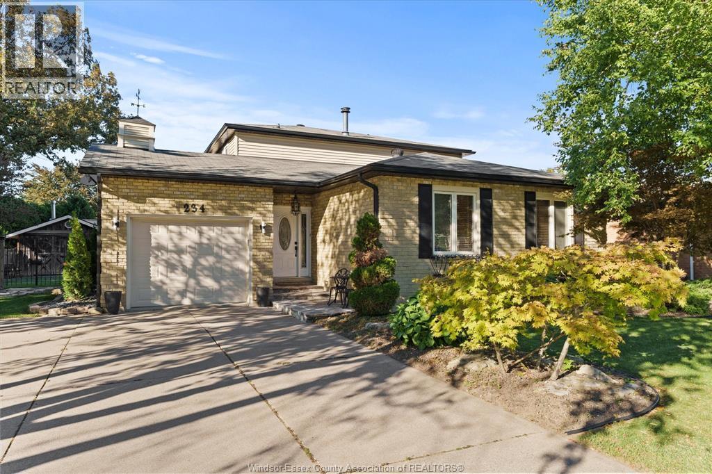 4-bedroom Single Family at 234 Applewood Road, Kingsville — photograph 2