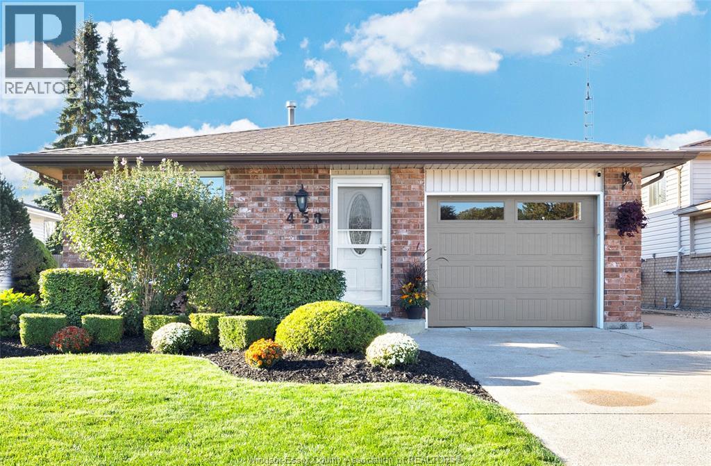 4-bedroom Single Family at 458 Desjardins, Belle River — photograph 2