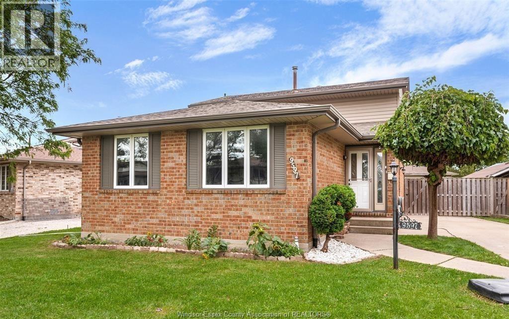 3-bedroom Single Family at 9597 Avery Lane #UPPER, Windsor — primary photograph