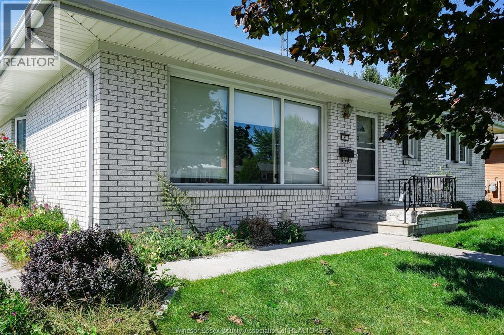 3-bedroom Single Family at 85 Lutsch Avenue, Leamington — photograph 3