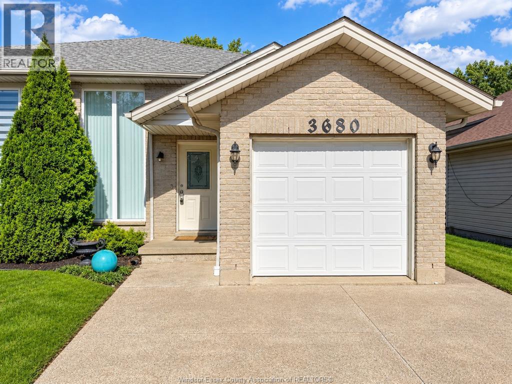 3-bedroom Single Family at 3680 Holburn, Windsor — primary photograph