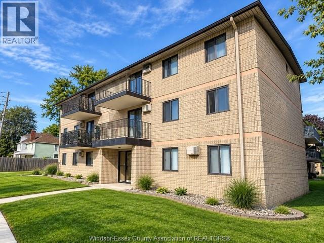 2-bedroom Single Family at 3355 Sandwich Street #304, Windsor — photograph 2