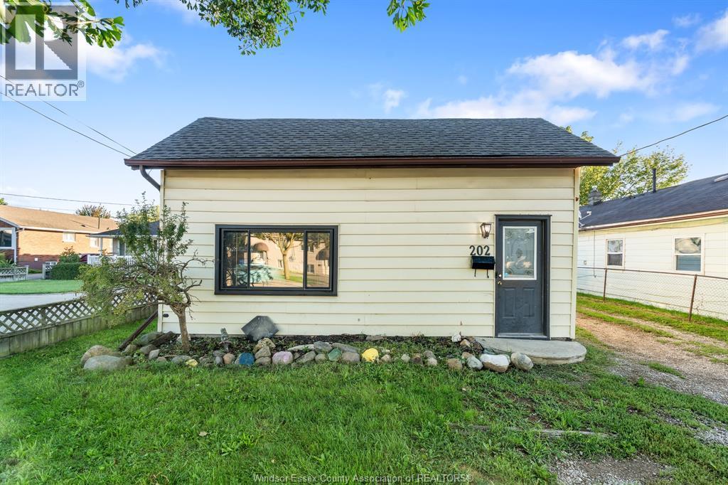 3-bedroom Single Family at 202 Sandys Street, Chatham — primary photograph