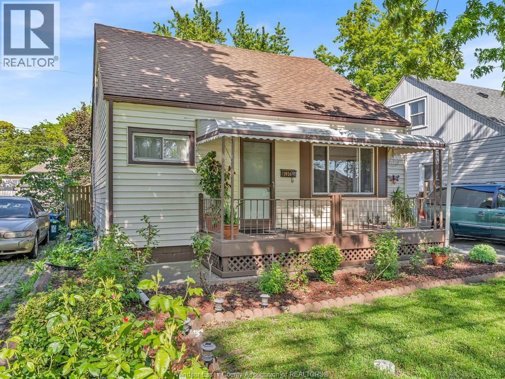 4-bedroom Single Family at 1936 Central, Windsor — photograph 3