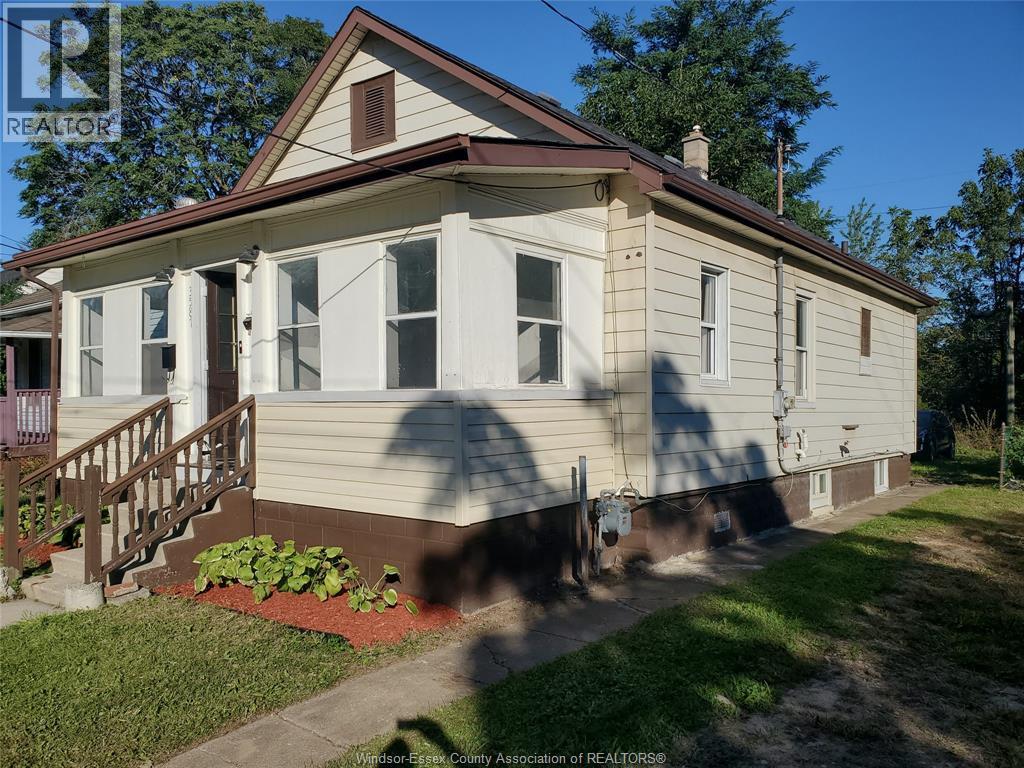 4-bedroom Single Family at 3587 Bloomfield, Windsor — photograph 3