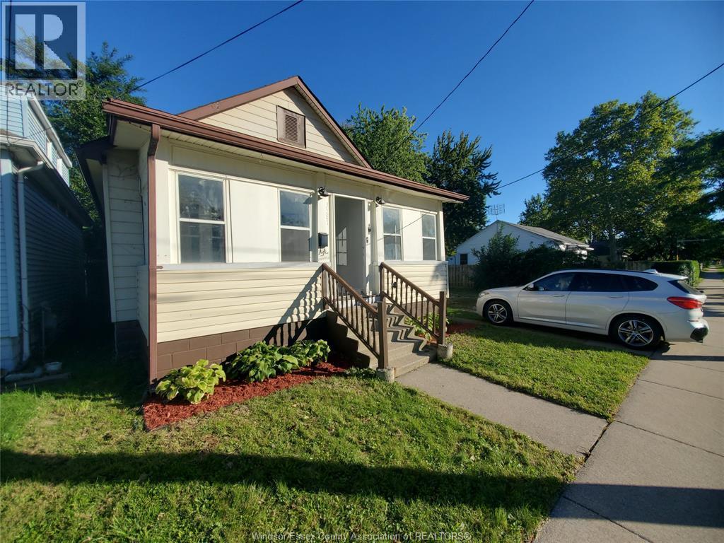 4-bedroom Single Family at 3587 Bloomfield, Windsor — photograph 2