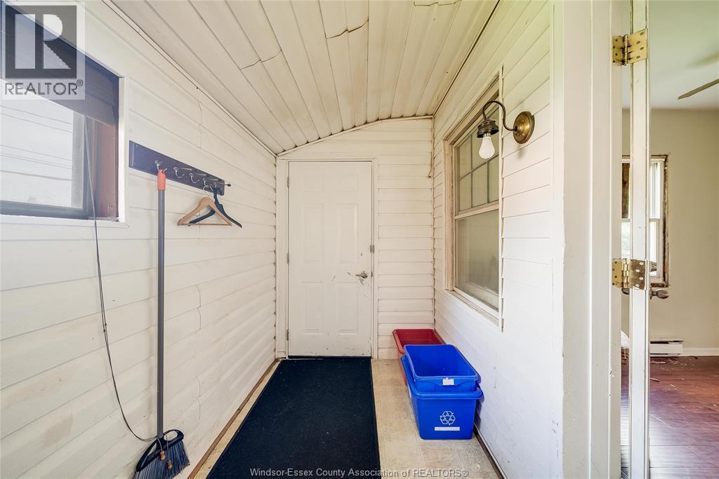 2-bedroom Single Family at 5837 Tecumseh Road, Windsor — photograph 2