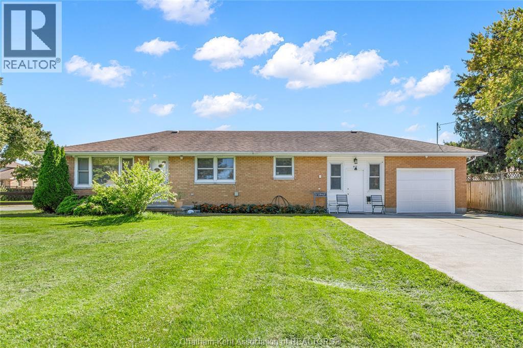 3-bedroom Single Family at 410 McNaughton Avenue, Chatham — primary photograph