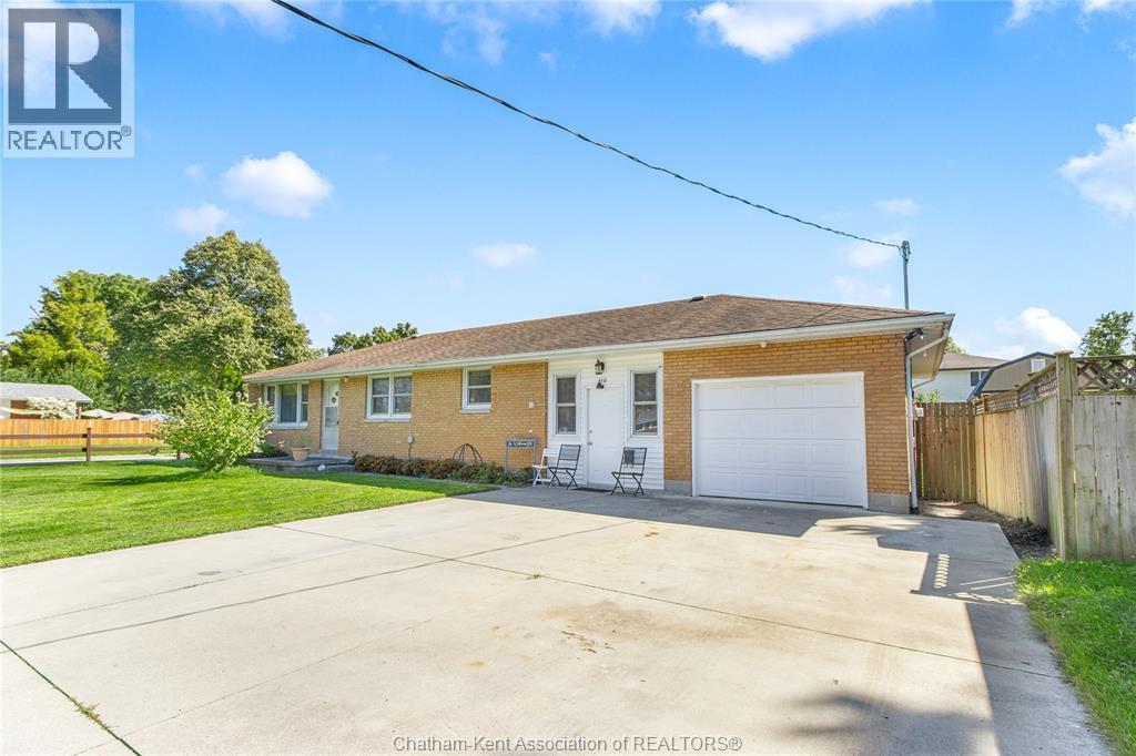 3-bedroom Single Family at 410 McNaughton Avenue, Chatham — photograph 3