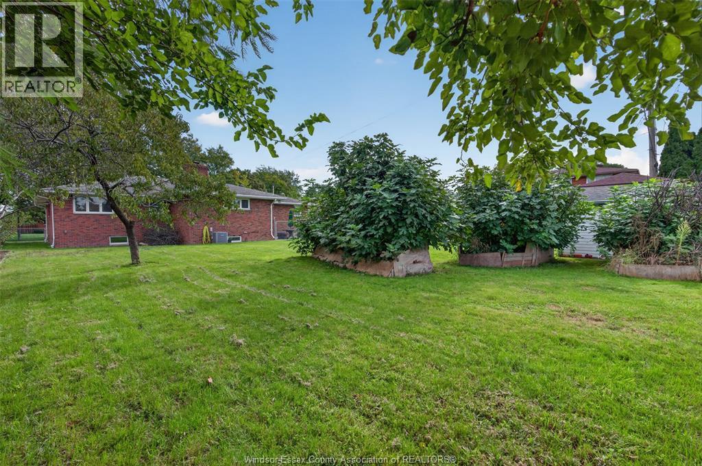 4-bedroom Single Family at 1565 Roxborough, Windsor — photograph 2