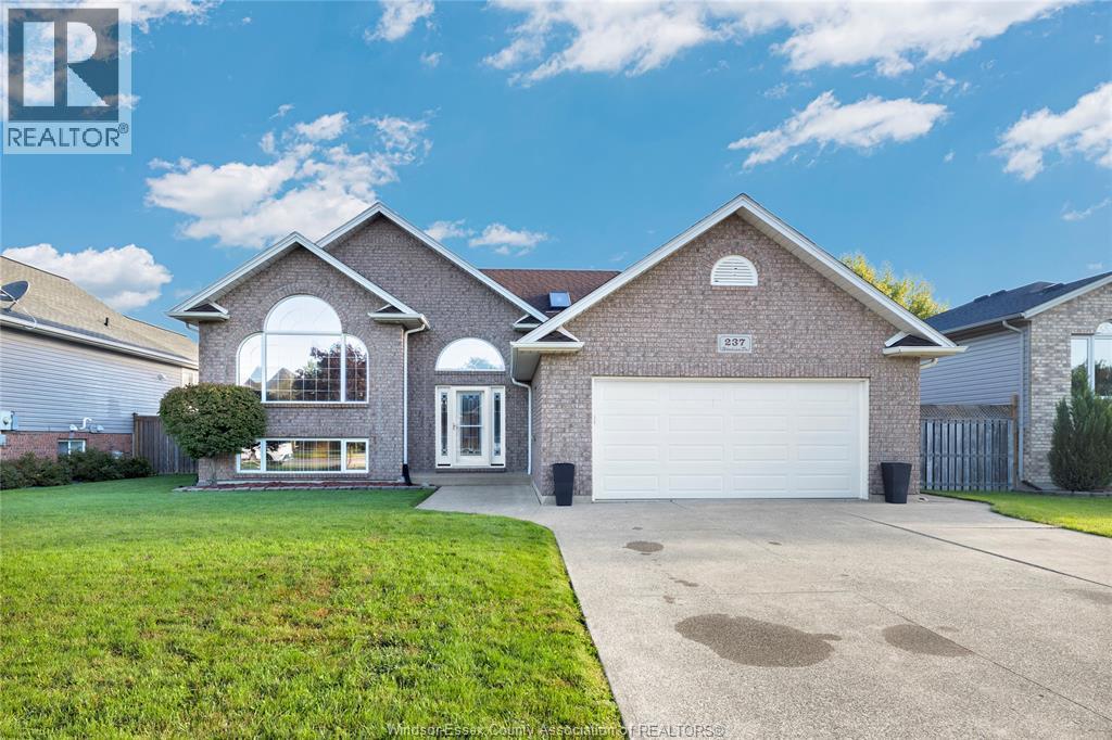 5-bedroom Single Family at 237 Woodview Drive, Essex — primary photograph
