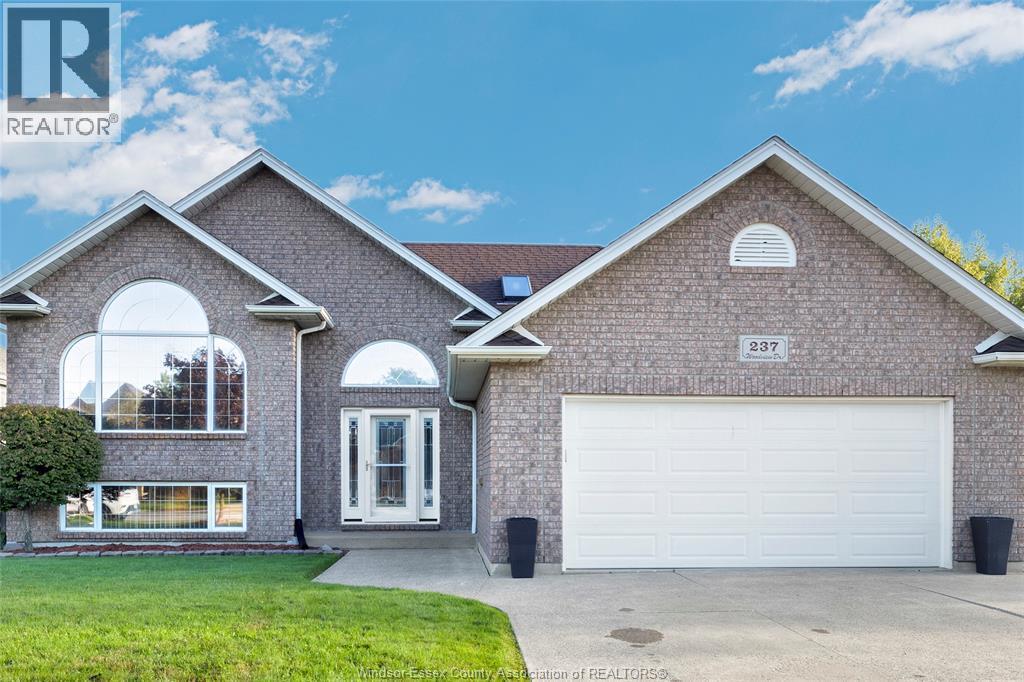 5-bedroom Single Family at 237 Woodview Drive, Essex — photograph 2