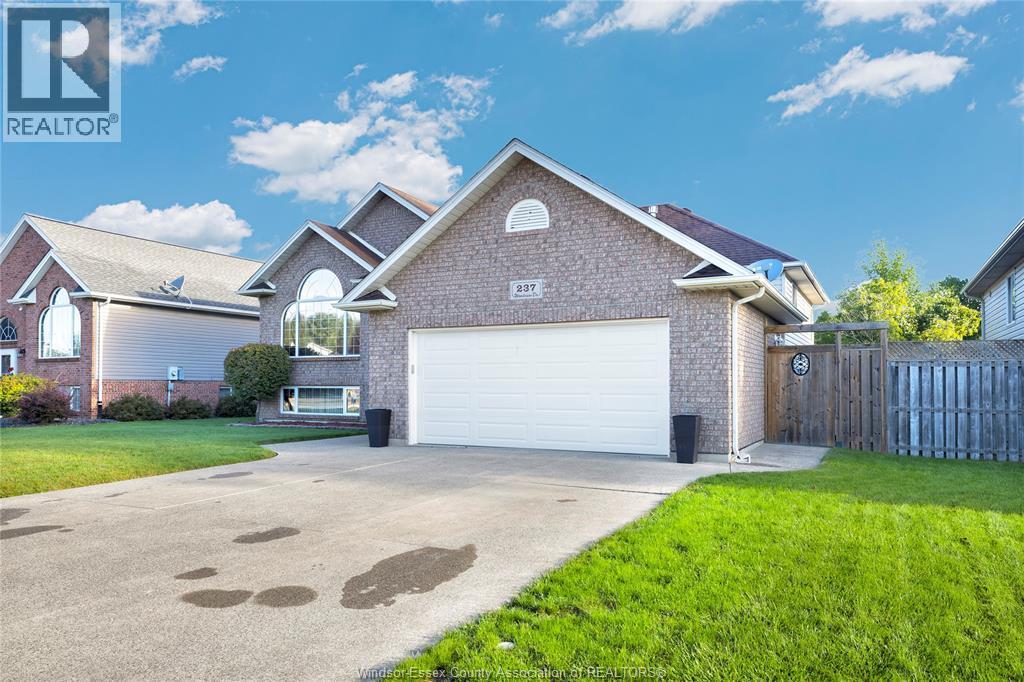 5-bedroom Single Family at 237 Woodview Drive, Essex — photograph 3