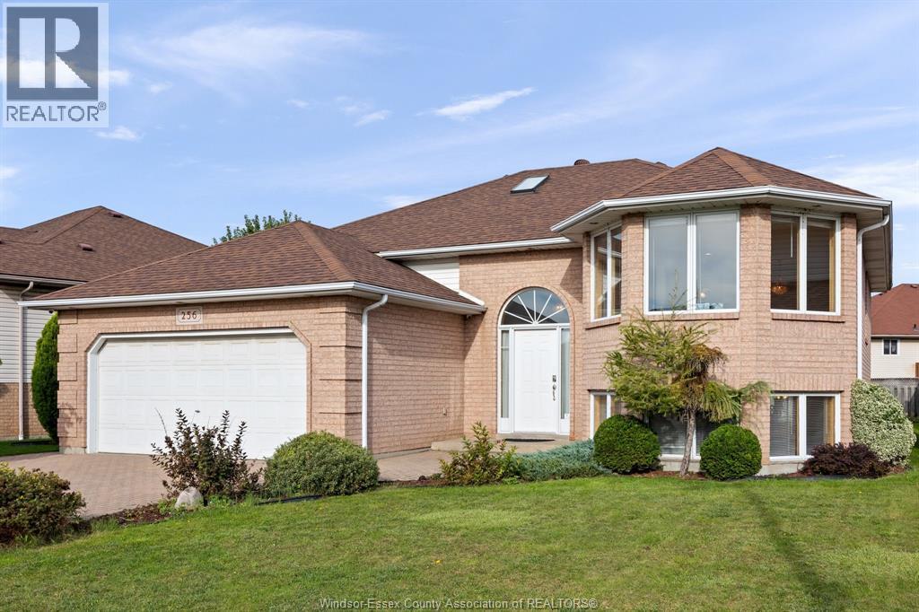 4-bedroom Single Family at 256 Kenilworth Place, Windsor — photograph 2