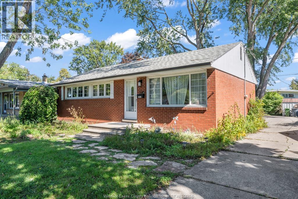 4-bedroom Single Family at 3660 Roxborough, Windsor — primary photograph