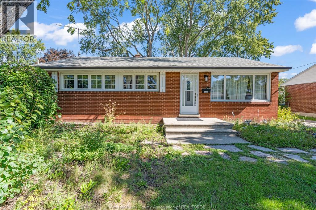 4-bedroom Single Family at 3660 Roxborough, Windsor — photograph 3