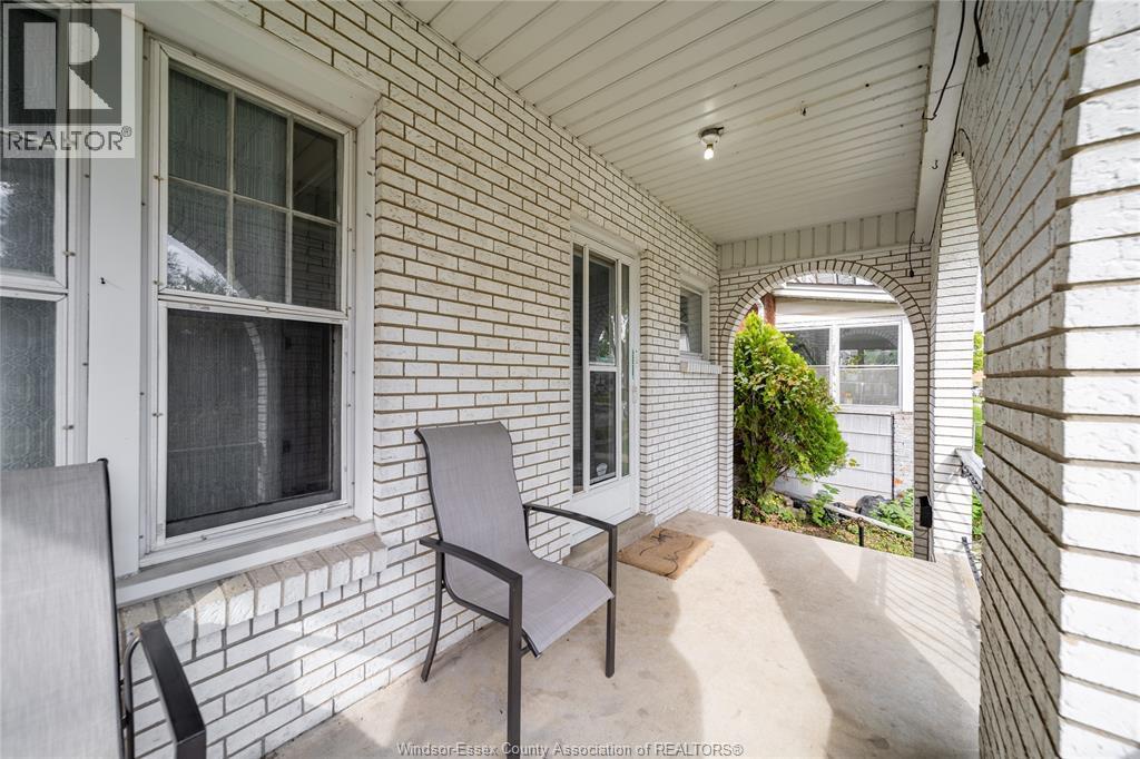 6-bedroom Single Family at 475 McKay Avenue, Windsor — photograph 2