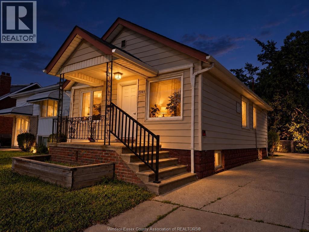 3-bedroom Single Family at 2244 Howard, Windsor — primary photograph