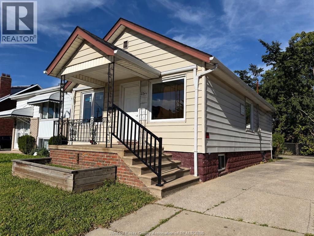 3-bedroom Single Family at 2244 Howard, Windsor — photograph 2