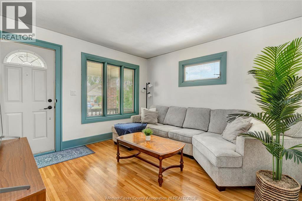 3-bedroom Single Family at 1871 Albert Road, Windsor — photograph 3